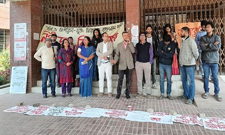 জাবিতে ৫ দফা দাবিতে প্রতীকী অবরোধ