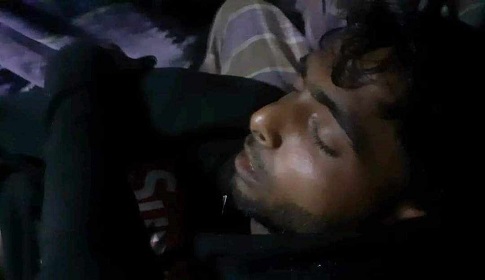 সিলেট তামাবিল মহাসড়ক অবরোধ করে পুলিশের বিরুদ্ধে শ্লোগান দেয় এলাকাবাসী