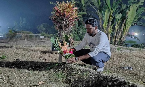 বিশ্ব ভালবাসা দিবসের রাতে মায়ের কবরের পাশে সাংবাদিক পিন্টু