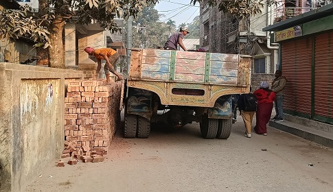 নির্মাণ সামগ্রীর দখলে টাঙ্গাইল পৌর এলাকা 