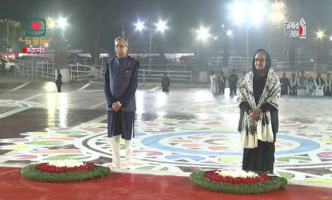 কেন্দ্রীয় শহিদ মিনারে রাষ্ট্রপতি-প্রধানমন্ত্রীর শ্রদ্ধা