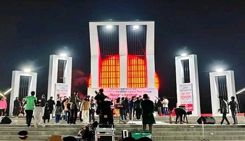 পটুয়াখালীতে নবনির্মিত শহীদ মিনারে ভাষা শহীদদের শ্রদ্ধা