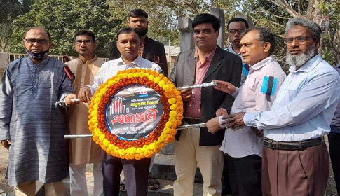 জুতা পায়ে শহীদ মিনারে শিক্ষক, স্থানীয়দের ক্ষোভ 