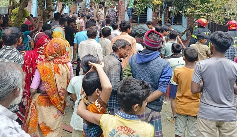 কাশিয়ানীতে আগুনে পুড়লবসতঘর, প্রাণ গেল গৃহবধূর