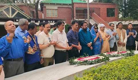 জাতির পিতার সমাধিতে জাতীয় প্রেসক্লাব ও আগরতলা প্রেসক্লাবের শ্রদ্ধা