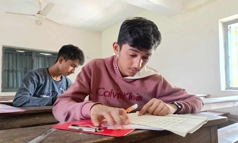 বাবার লাশ বাড়িতে রেখে পরীক্ষা দিল হৃদয়