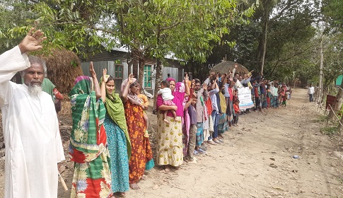 জামালপুর পৌরসভার রামনগরে সড়ক পাকাকরণের দাবিতে বিক্ষোভ