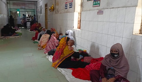 শিশু ওয়ার্ডে শয্যা নেই, ফ্লোর-বারান্দায় নিচ্ছে চিকিৎসা