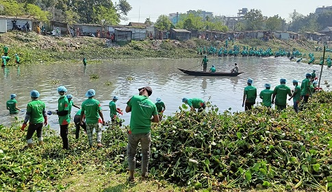 টাঙ্গাইলের লৌহজং নদীর আবর্জনা পরিষ্কার কার্যক্রম শুরু