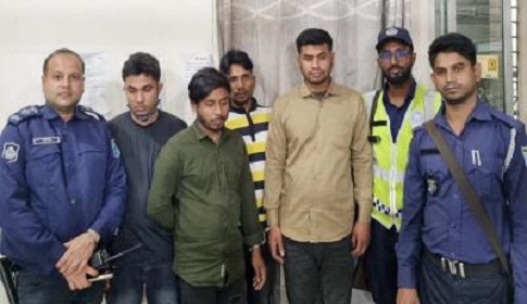 আশুলিয়ায় প্রাইভেটকার ধাওয়া করে ৪ ছিনতাইকারী ধরল পুলিশ