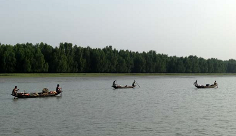 নিষেধাজ্ঞা শেষে সুন্দরবনে কাঁকড়া আহরণে যাচ্ছেন জেলেরা