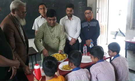 মহম্মদপুরে নহাটা মডেল সরকারি প্রাথমিক বিদ্যালয়ের শিক্ষার্থীদের মাঝে দুপুরের খাবার বিতরণ