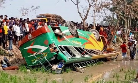 দিনাজপুরে পিকনিকের বাস খাদে, নারী-শিশুসহ  আহত ৪৫