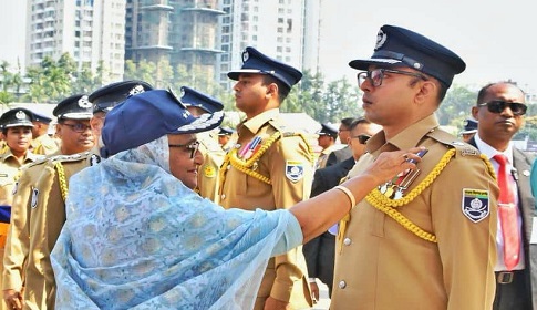 ছেলের সর্বোচ্চ পদক অর্জনে আনন্দ বিরাজ করছে বক্কর জিলির সংসারে