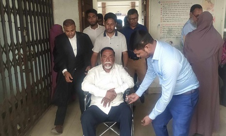 আত্মসমর্পণের পর কারাগারে হাফিজ