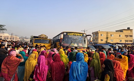 গাজীপুরে মহাসড়ক অবরোধ করে শ্রমিকদের বিক্ষোভ