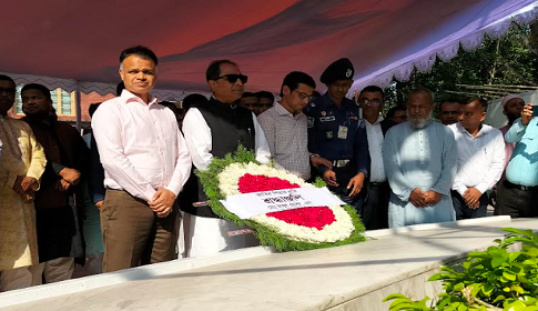 জাতির পিতার সমাধিতে স্থানীয় সরকার পল্লী উন্নয়ন ও সমবায় প্রতিমন্ত্রীর শ্রদ্ধা 