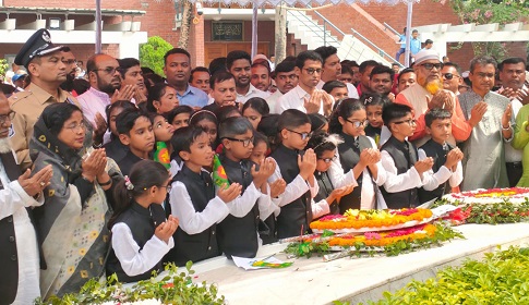 ঐতিহাসিক ৭ মার্চে বঙ্গবন্ধুর সমাধিতে মানুষের স্রোত  