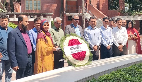 বঙ্গবন্ধুর সমাধিতে মহিলা ও শিশু বিষয়ক মন্ত্রণালয়ের অতিরিক্ত সচিব সহ ৪ জনের শ্রদ্ধা 