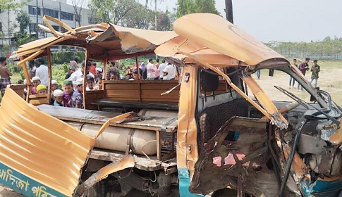 পিকআপ-লেগুনা মুখোমুখি সংঘর্ষে এক পরিবারের ৫ জনের মৃত্যু 