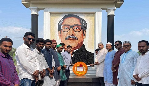 তালতলীতে বঙ্গবন্ধুর প্রতিকৃতিতে আ.লীগ নেতা সিদ্দিকুর রহমানের শ্রদ্ধা