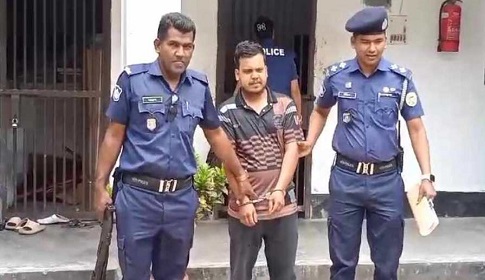 পটুয়াখালীতে গ্রাহকদের টাকা নিয়ে পলাতক রিক কর্মকর্তা গ্রেফতার