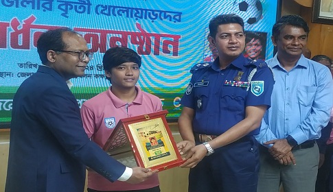 পঞ্চগড়ে ৬ নারী ফুটবলারকে সংবর্ধনা