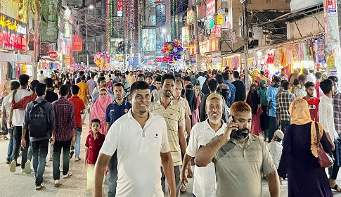 কুমিল্লায় জমজমাট ঈদের কেনাকাটা