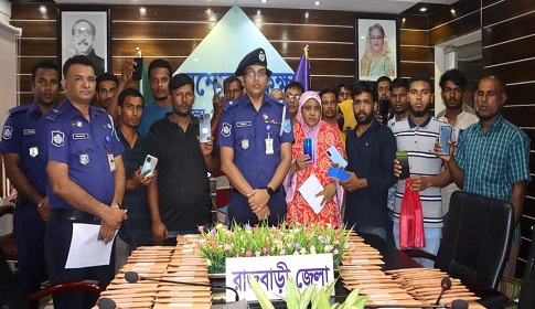 হারিয়ে যাওয়া ১১১টি মোবাইল উদ্ধার করে প্রকৃত মালিককে বুঝিয়ে দিল পুলিশ