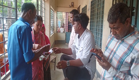 পলাশবাড়ীর হোসেনপুর ইউনিয়নে ভিজিএফ কর্মসূচির চাল সুষ্ঠুভাবে বিতরণ
