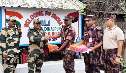 ঈদ উপলক্ষে হিলি সীমান্তে বিজিবি-বিএসএফ’র মিষ্টি বিনিময়