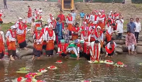 কর্ণফুলী নদীতে ফুল ভাসিয়ে বিষু উৎসব শুরু