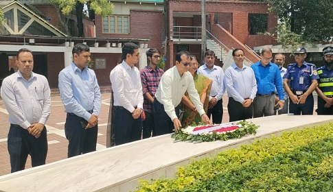 বঙ্গবন্ধুর সমাধিতে বাংলাদেশ পেট্রোলিয়াম কর্পোরেশন চেয়ারম্যানের শ্রদ্ধা