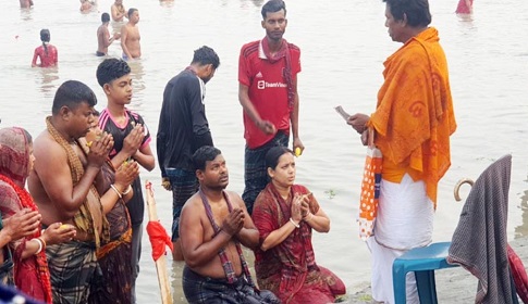 যমুনায় পুণ্যার্থীদের ঢল