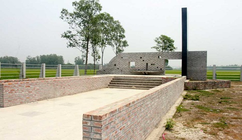তিন বছরেও শেষ হয়নি স্মৃতিস্তম্ভ নির্মাণ কাজ