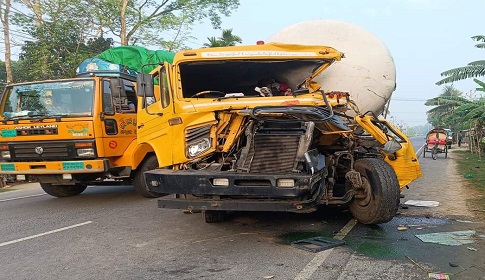 রাজবাড়ীতে দুই ট্রাকের সংঘর্ষে হেলপার নিহত