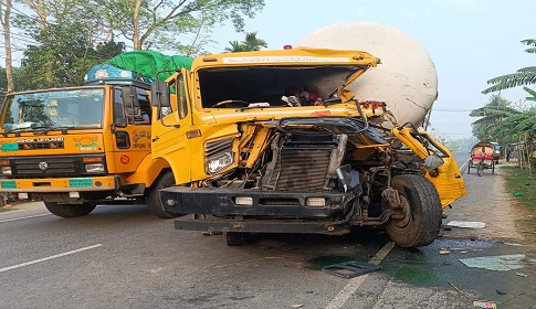 রাজবাড়ীতে দুই ট্রাকের সংঘর্ষে হেলপার নিহত  