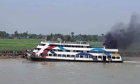 চাঁদপুরে কর্ণফুলী-৩ লঞ্চে আগুন, আহত ১০