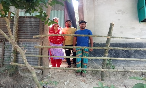 বাঁশের বেড়ায় অবরুদ্ধ দুই পরিবার