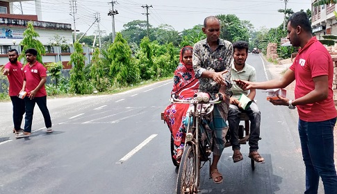 হিট স্ট্রোক প্রতিরোধে খাবার স্যালাইন বিতরণ