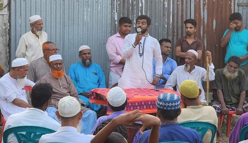 ফুলপুরে ভোটারদের বাড়ি বাড়ি ঘুরছেন অধ্যাপক হাবিব