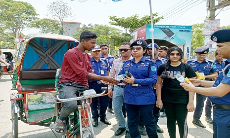 রিক্সা-ভ্যান চালকদের মধ্যে পানি ও স্যালাইন বিতরণ করলেন পুলিশ সুপার