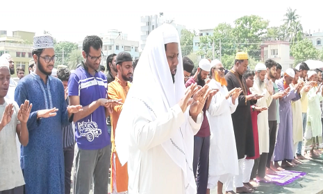 কুষ্টিয়ায় বৃষ্টির জন্য 'ইস্তিসকার' নামাজে কাঁদলেন মুসল্লীরা