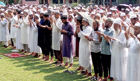 বৃষ্টির জন্য আল্লাহর কাছে ফরিয়াদ করে অঝোরে কাঁদলেন মুসুল্লীরা