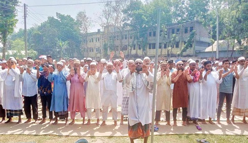 তাপপ্রবাহ থেকে মুক্তির আশায় সরিষাবাড়ীতে বিশেষ নামাজ আদায়