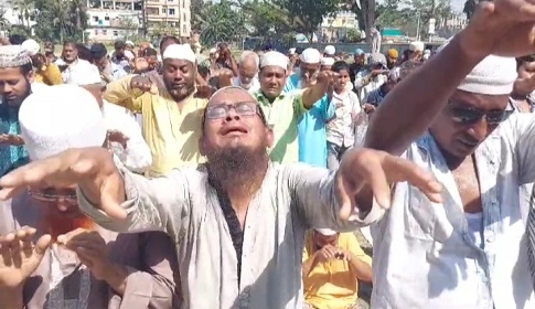 গাইবান্ধায় বৃষ্টির জন্য মুসল্লিদের নামাজ আদায়