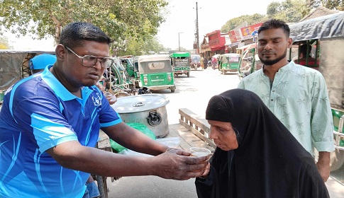 সান্তাহারে তীব্র গরমে পথচারীদের লেবুর শরবত বিতরণ