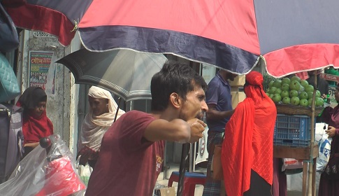 চুয়াডাঙ্গায় তীব্র রোদ ও গরমে অতিষ্ঠ জনজীবন