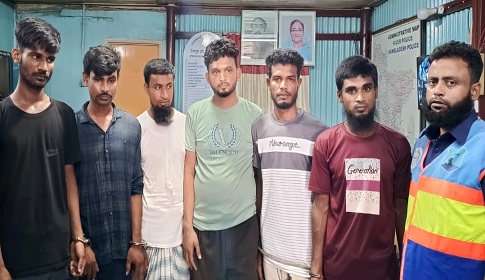 চাঁদপুর লঞ্চঘাটে যাত্রী হয়রানি, আটক ৬