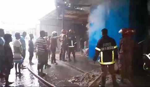 ভৈরবে নূরানী কয়েল ফ্যাক্টরীতে আগুনে অর্ধকোটি টাকার ক্ষয়ক্ষতি